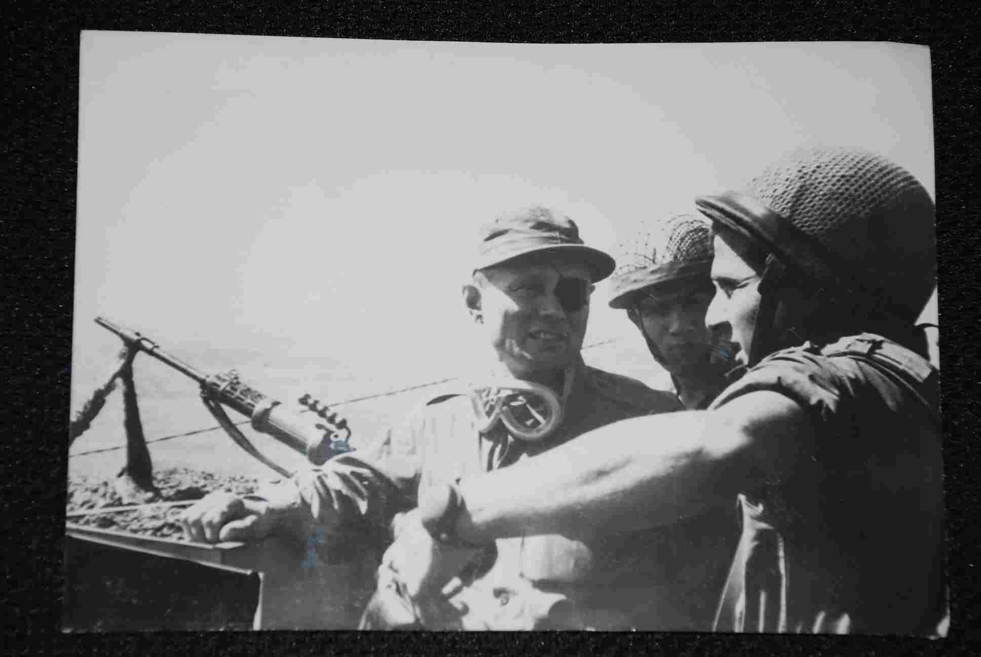 Tres fotos del General Moshe Dayan